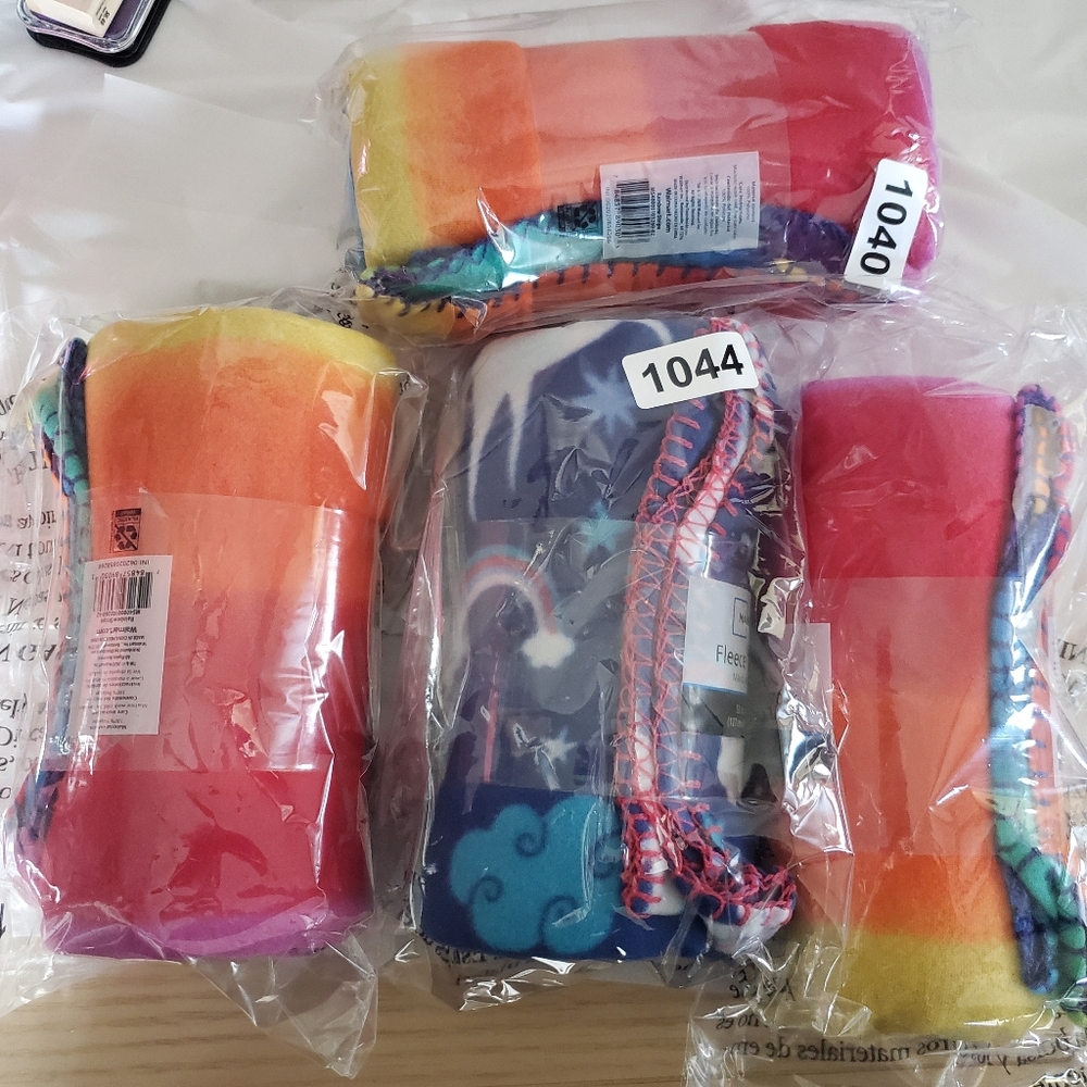 Fleece throws 4 count